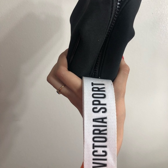 VS SPORT MAKEUP BAG - Picture 3 of 3